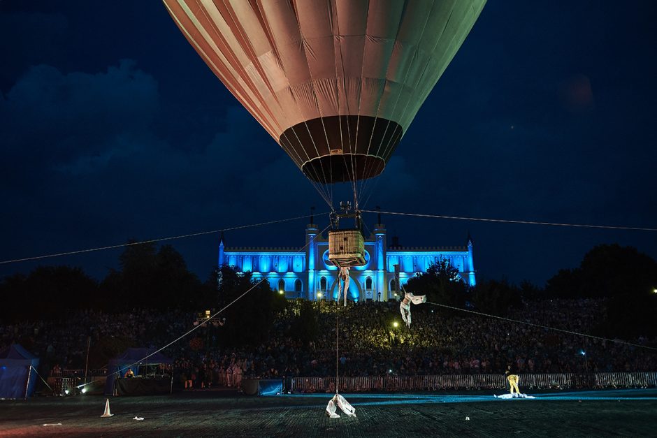 Prancūzų cirko ekstremalai iš Vingio parko pakils oro balionu