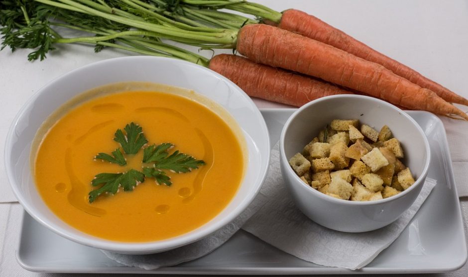 Šaltoms dienoms – kreminė morkų sriuba su keptomis cikorijomis