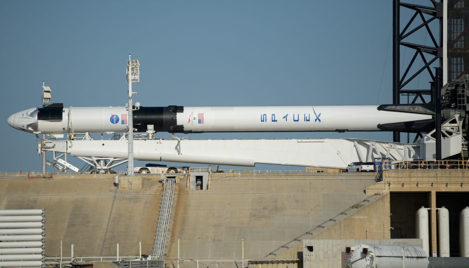 NASA uždegė žalią šviesą pirmajam pilotuojamam skrydžiui „SpaceX“ erdvėlaiviu