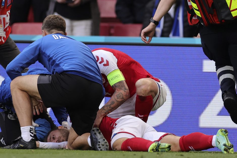 Išgąstis per rungtynes: susmukusi Danijos žvaigždė atgavo sąmonę