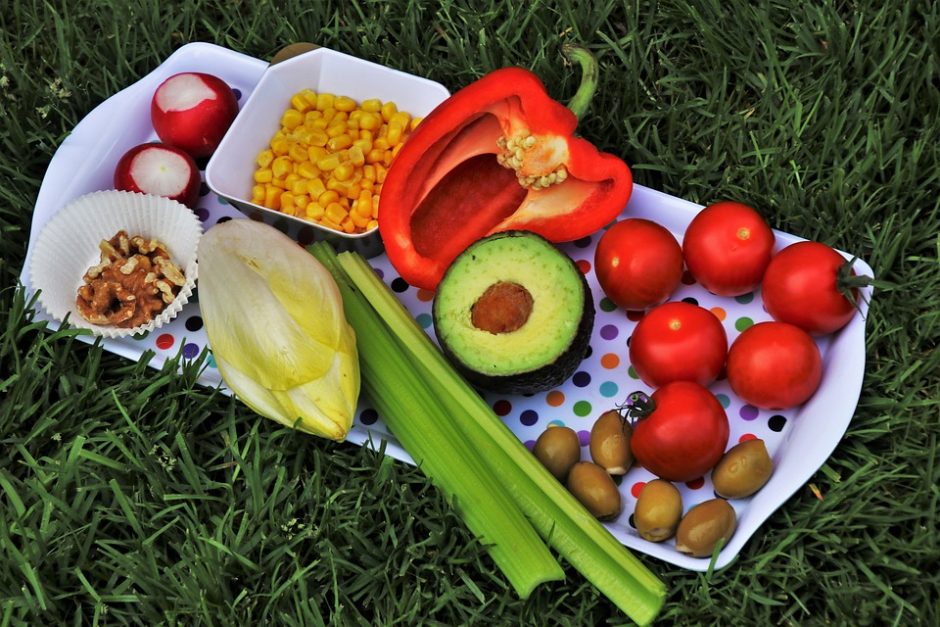 Mitybos specialistė patarė, kaip vaikus paskatinti valgyti daugiau daržovių ir vaisių