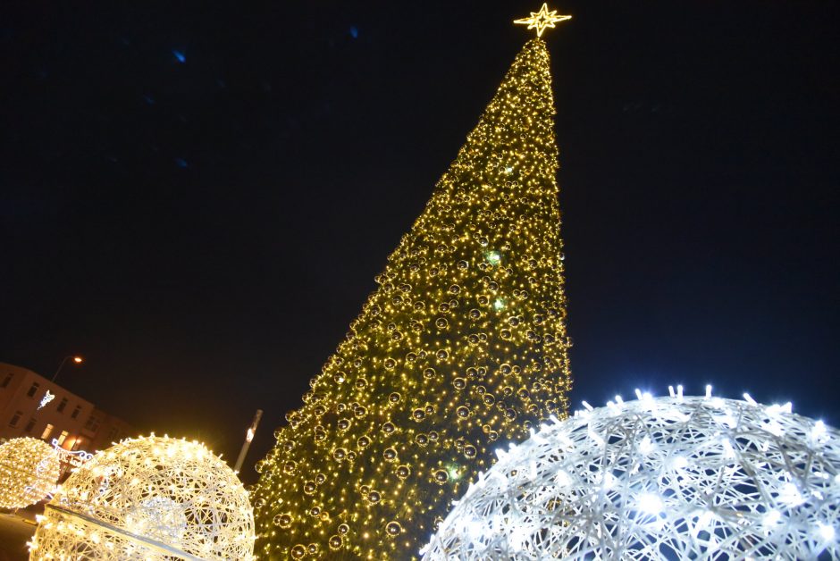 Šalčininkuose įžiebtą Kalėdų eglę puošia net 1100 burbulų