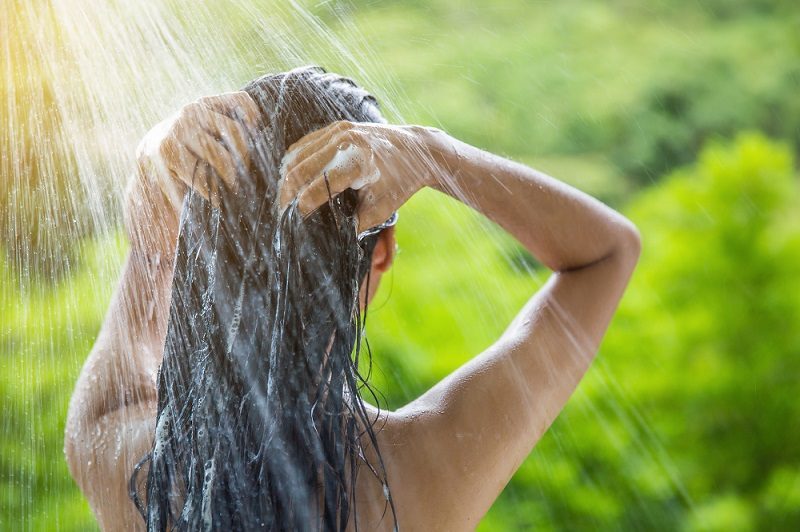 Kietas vanduo sausina plaukus: auksinės taisyklės