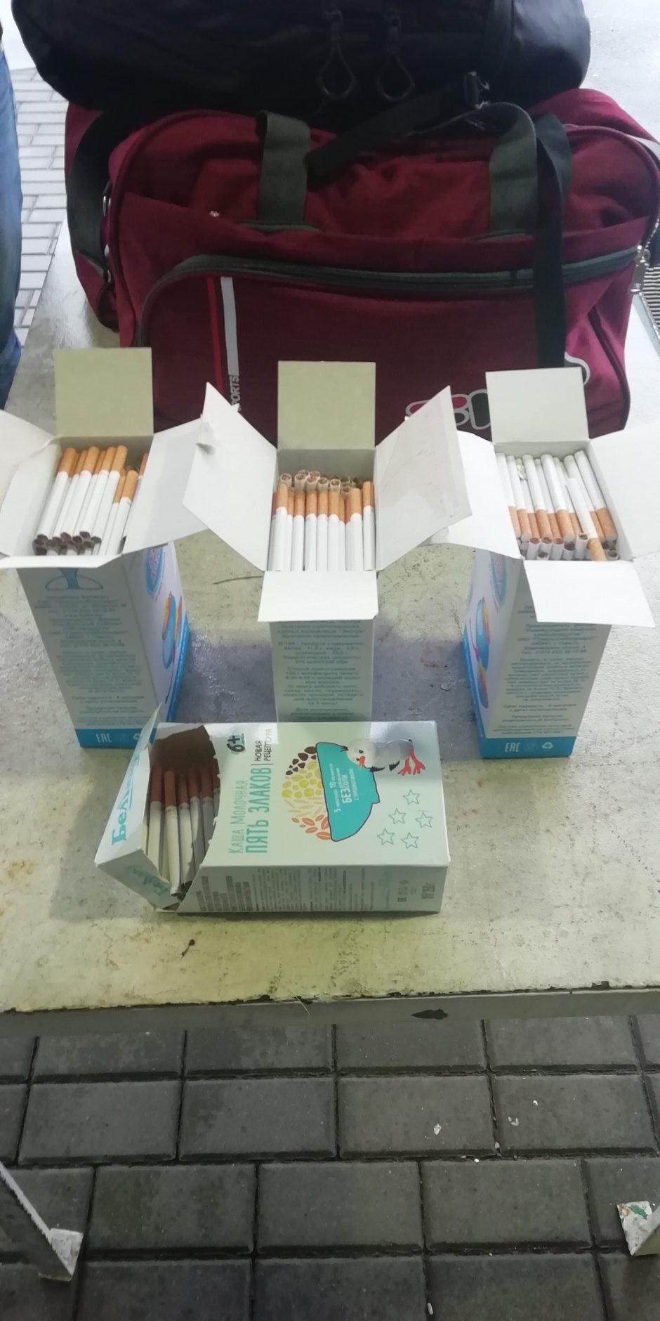 Kontrabandinės cigaretės buvo paslėptos vaikiškose košėse