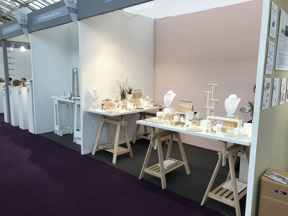 Iš tarptautinės parodos grįžę lietuvių juvelyrai: minimalizmas jau traukiasi