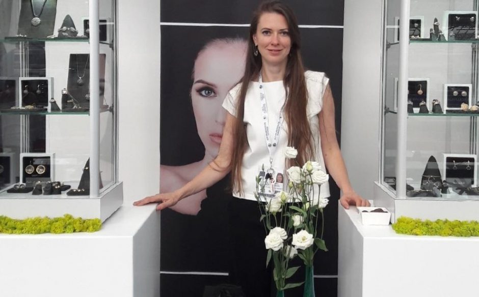 Iš tarptautinės parodos grįžę lietuvių juvelyrai: minimalizmas jau traukiasi