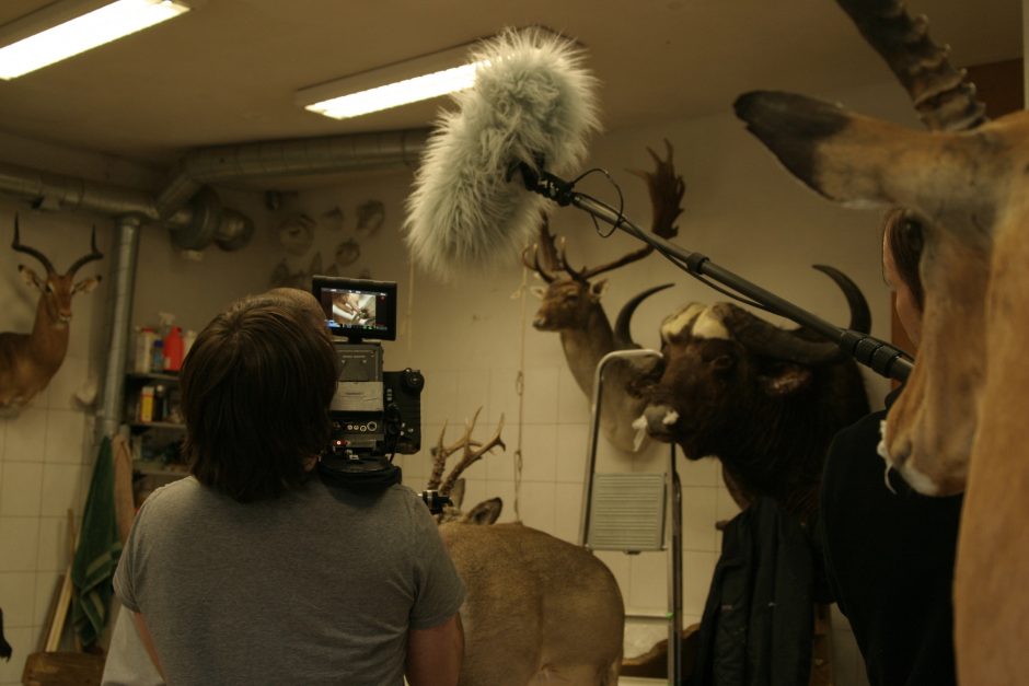 Filmo „Animus animalis“ kūrimas: sulaužyta ranka ir žirafos galva kibire