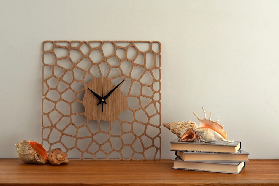 Stilingi namai: šiuolaikinės sieninių laikrodžių interpretacijos