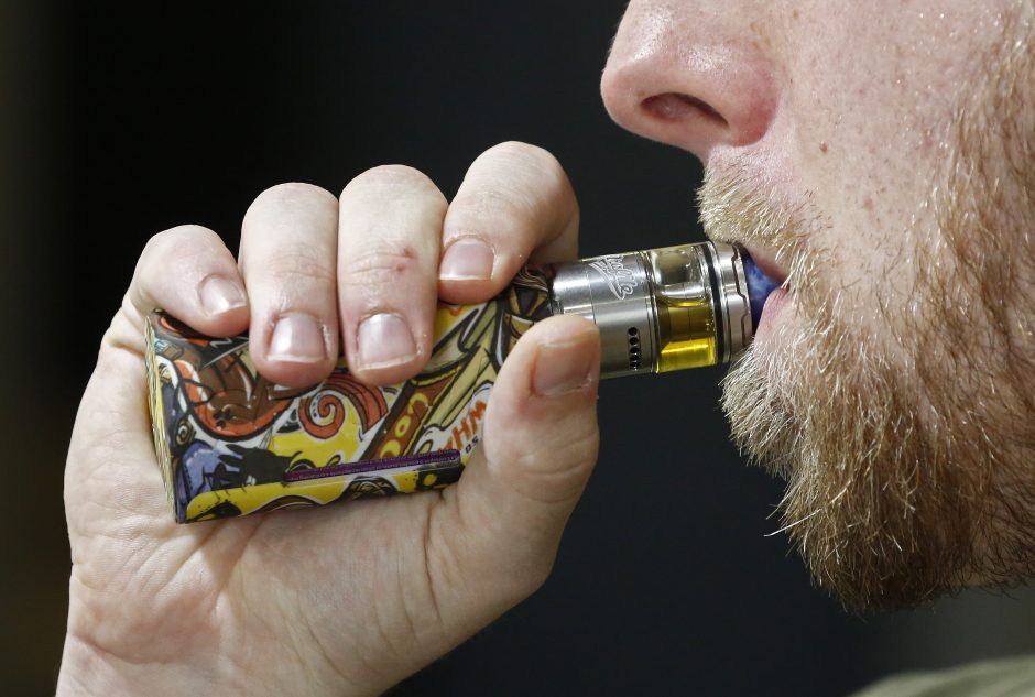 Svarsto uždrausti aromatizuotas elektronines cigaretes: susirgusieji – jauni žmonės