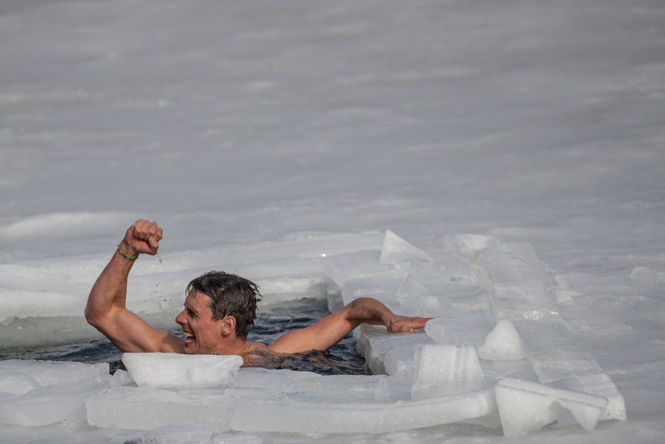 Rekordas: po ledu panėręs čekas įveikė 80 metrų atstumą