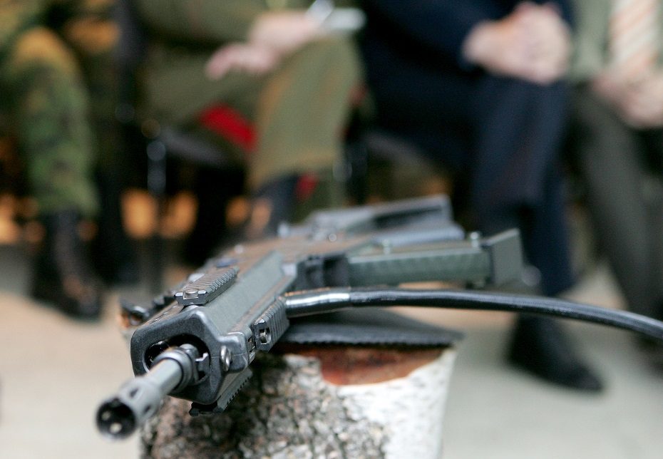 Kariuomenei perduoti amerikietiški snaiperiniai šautuvai, belgiški kulkosvaidžiai