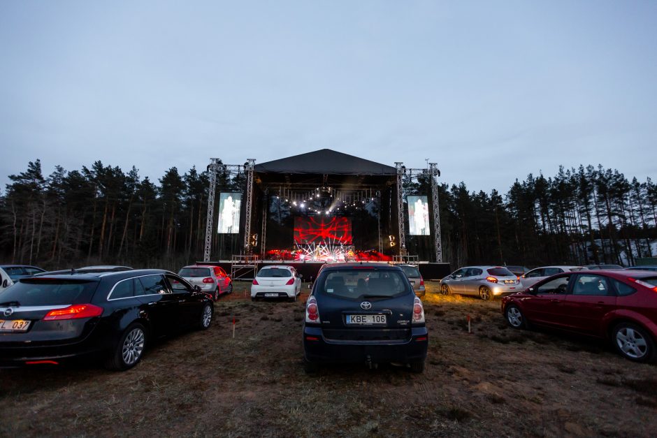 Pirmasis „Drive in Live“ koncertas: vietoj plojimų –  mašinų šviesų mirkčiojimai