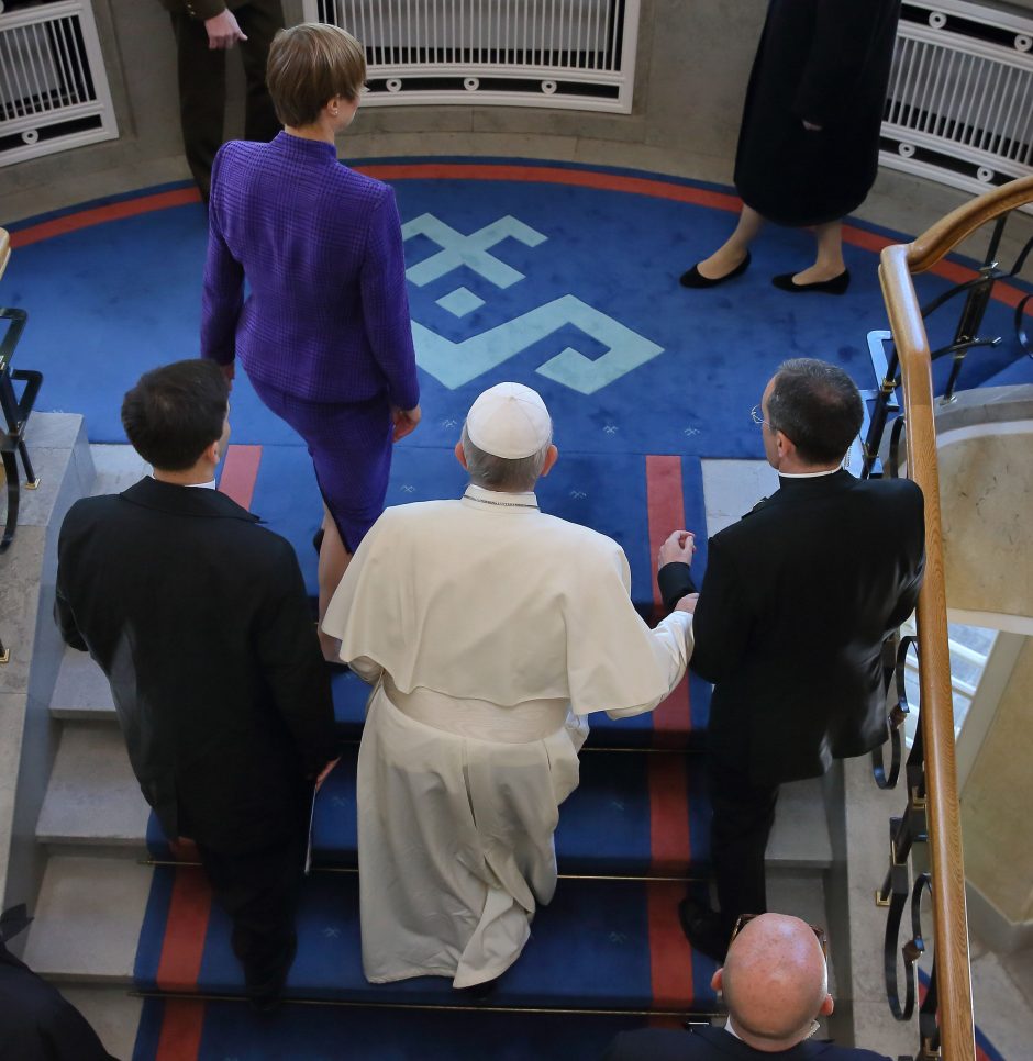 Popiežius Estijoje: technokratų visuomenė gali atsidurti egzistencinėje vergijoje