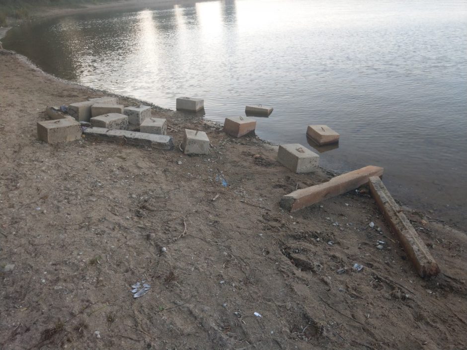 Lampėdžio ežero pakrantėje – netvarka: kodėl batutų parkas nesusirinko blokų?