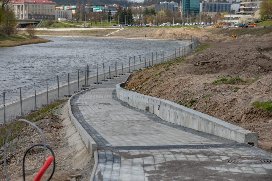 Atnaujinamam aikštynui prie Baltojo tilto – ne tik šimtai sunkvežimių smėlio