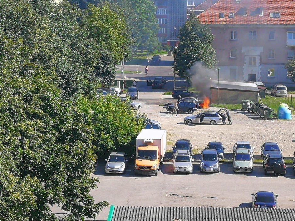 Pajūrio ugniagesiams – įtemptos dienos: teko gesinti kieme liepsnojantį „Audi A4“