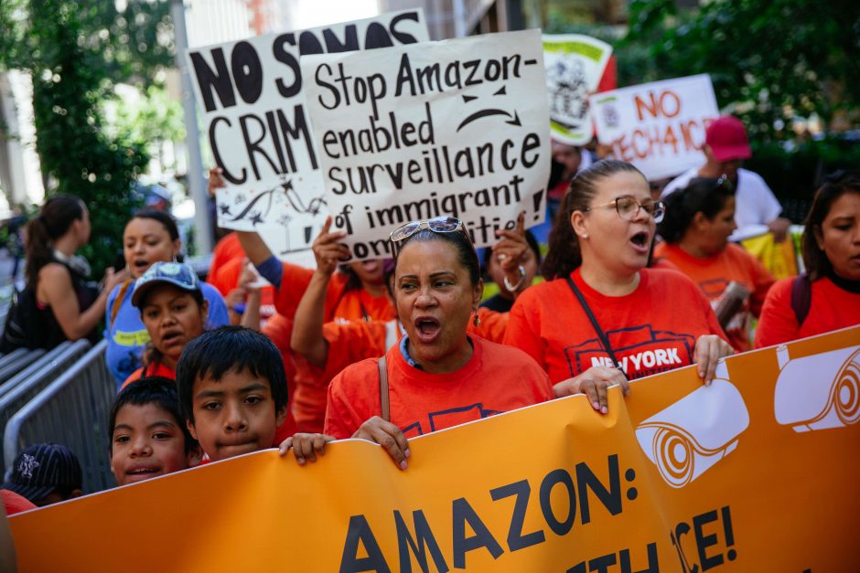 „Amazon“ darbuotojų streikas: mes esame žmonės, o ne robotai
