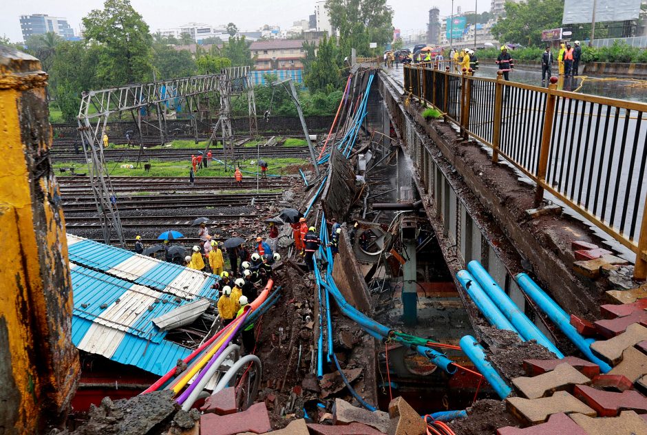 Mumbajaus traukinių stotyje sugriuvo dalis pėsčiųjų tilto, yra sužeistųjų