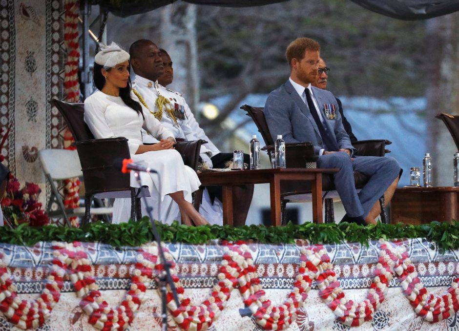 Princas Harry ir Meghan Fidžyje sutikti tradicine ceremonija