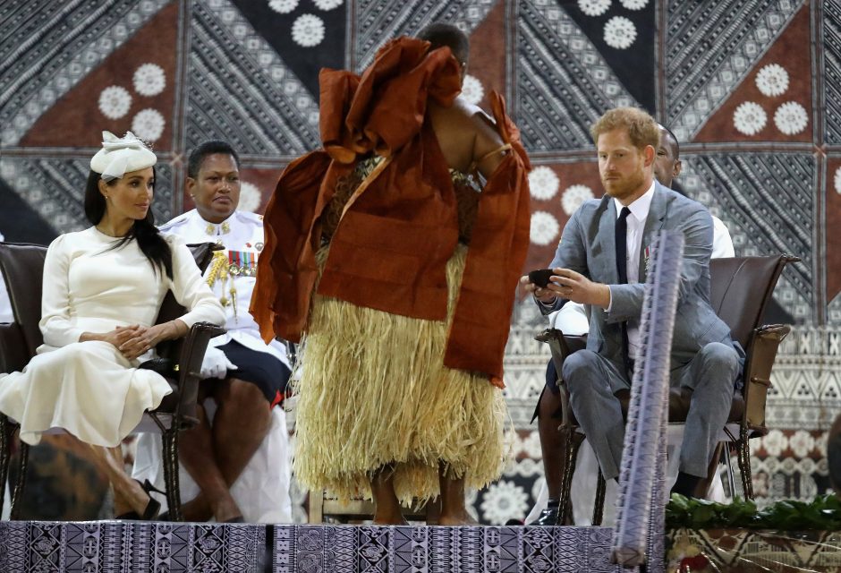 Princas Harry ir Meghan Fidžyje sutikti tradicine ceremonija