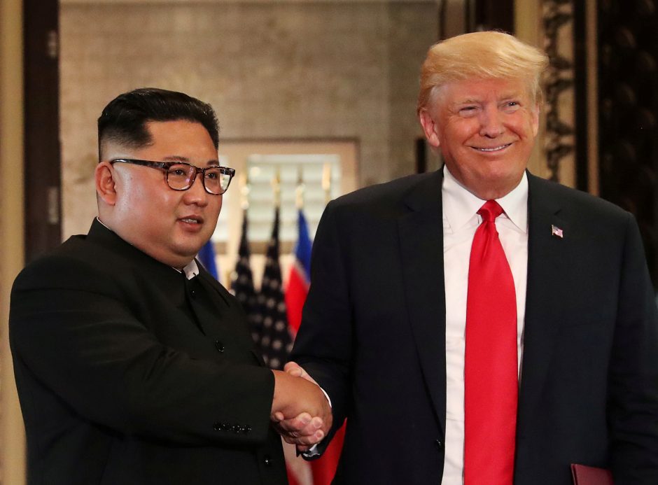 Deryboms besiruošiantis D. Trumpas žada Šiaurės Korėjai „nuostabią“ ateitį