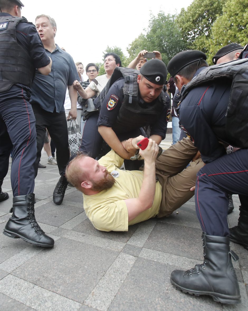 Maskvoje sulaikyta per 400 protestuotojų, tarp jų – ir A. Navalnas