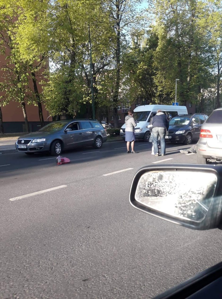 Juodas pirmadienis Klaipėdoje: pasipylė avarijos, perėjoje sunkiai sužeistas vyras