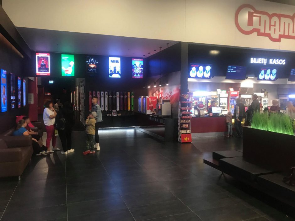 Lankytojai nustėro: kino teatre „Cinamon“ alkoholis liejasi laisvai