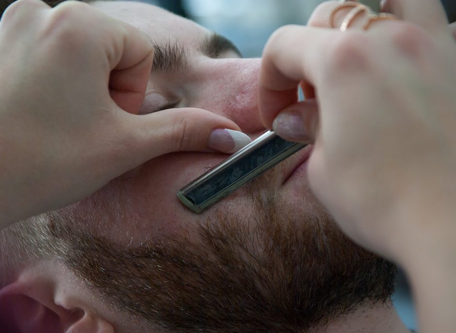 Barberių salonuose vyrai ne tik pasigražina, bet ir išsikalba