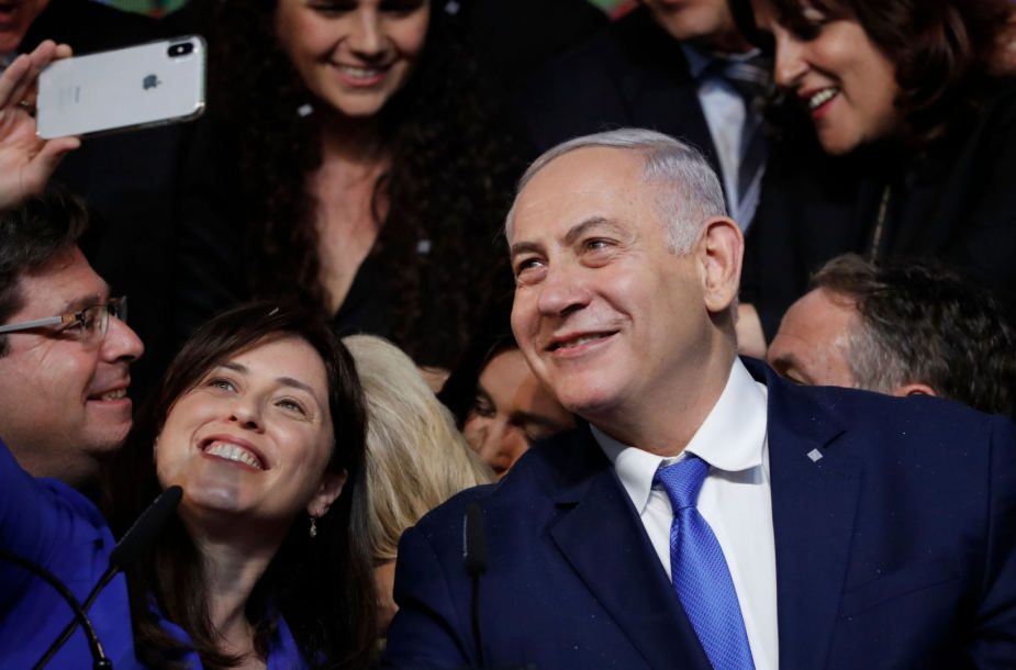 B. Netanyahu po rinkimų pergalės siekia suformuoti dešiniojo sparno vyriausybę