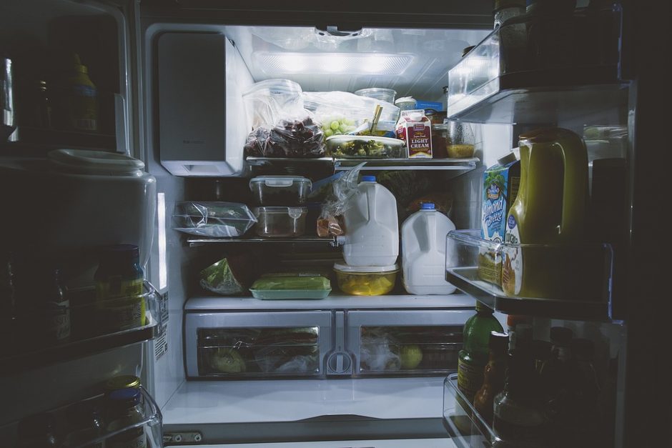 Tvarka šaldytuve: kaip laikyti produktus, kad šie ilgiau išliktų švieži?
