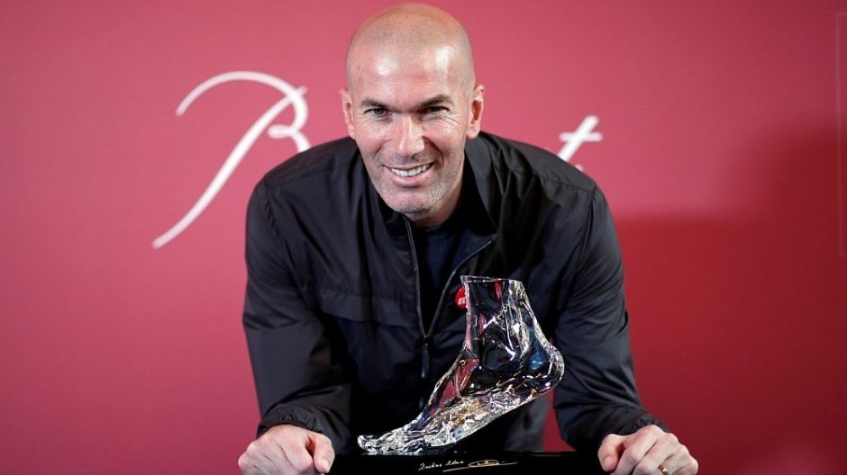 Aukcione – šimtas įspūdingą Z. Zidane`o smūgį menančių kojos išliejų