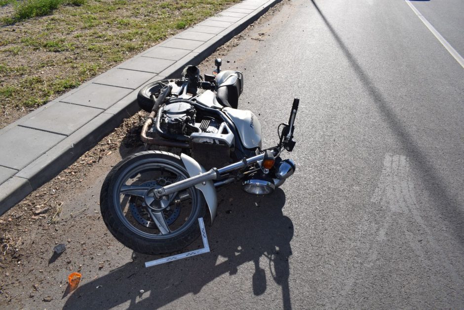 Sostinėje – skaudi motociklo ir automobilio kaktomuša: nukentėjo senjoras