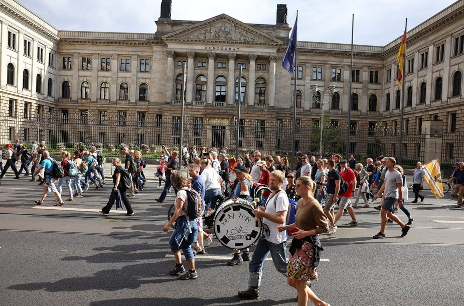 Berlyne sulaikyta maždaug 500 protestuotojų prieš ribojamąsias priemones dėl pandemijos
