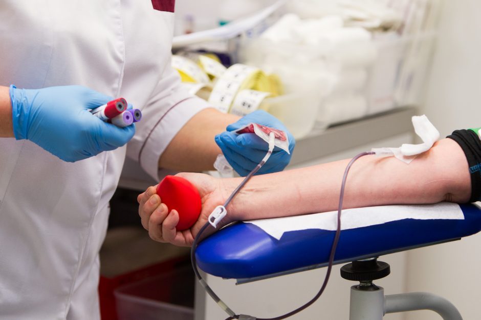Pernai šiek tiek sumažėjo kraujo donorų, tačiau padaugėjo aukojančiųjų pakartotinai