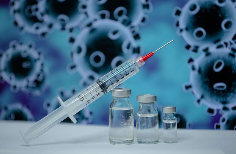 Britų premjeras: COVID-19 vakciną gavo 20 mln. šalies gyventojų