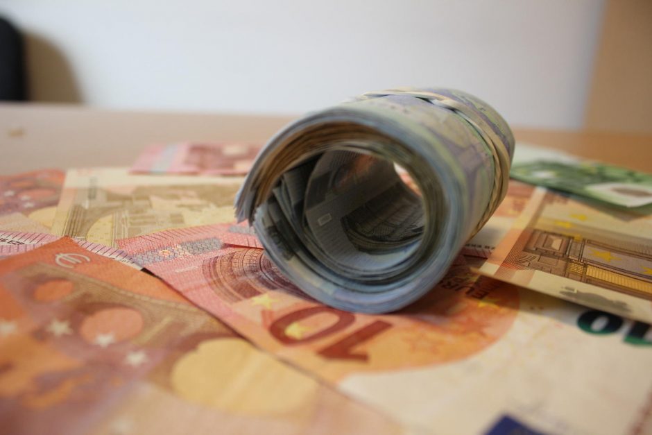 Bus teisiami motina ir sūnus, įtariami gavę beveik milijoną eurų neteisėtų pajamų