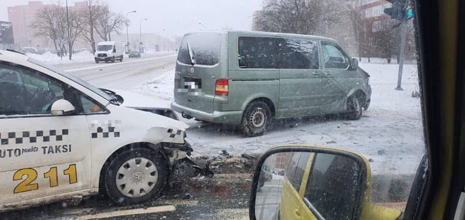 Judrioje Klaipėdos sankryžoje – stipri avarija: taksi automobilis rėžėsi į mikroautobusą