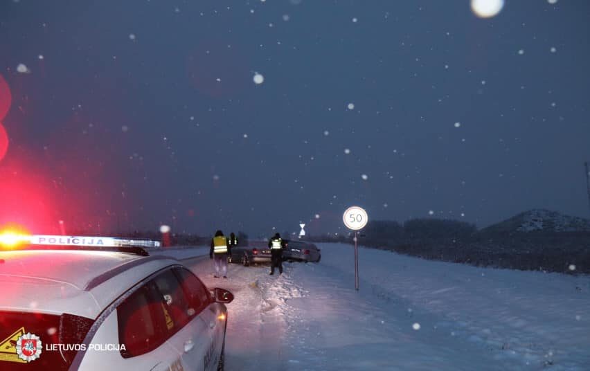 Dėl slidžių kelių – avarijų gausa: vienas BMW buvo visiškai sumaitotas, žuvo jo vairuotojas