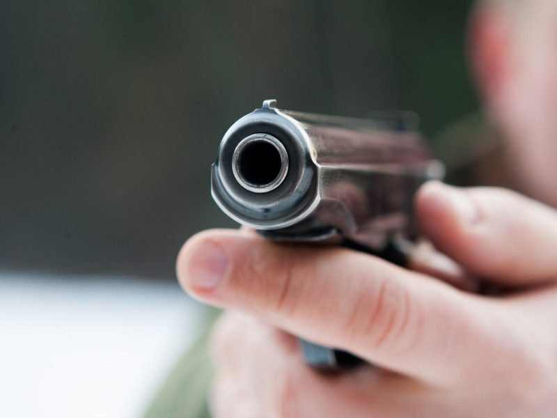 Vilniuje girtas vyras laiptinėje grasino pneumatiniu pistoletu: reikalavo grąžinti pinigus