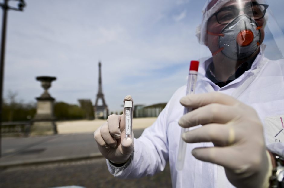 Prancūzijoje koronaviruso epidemijos aukų skaičius artėja prie 15 tūkst.