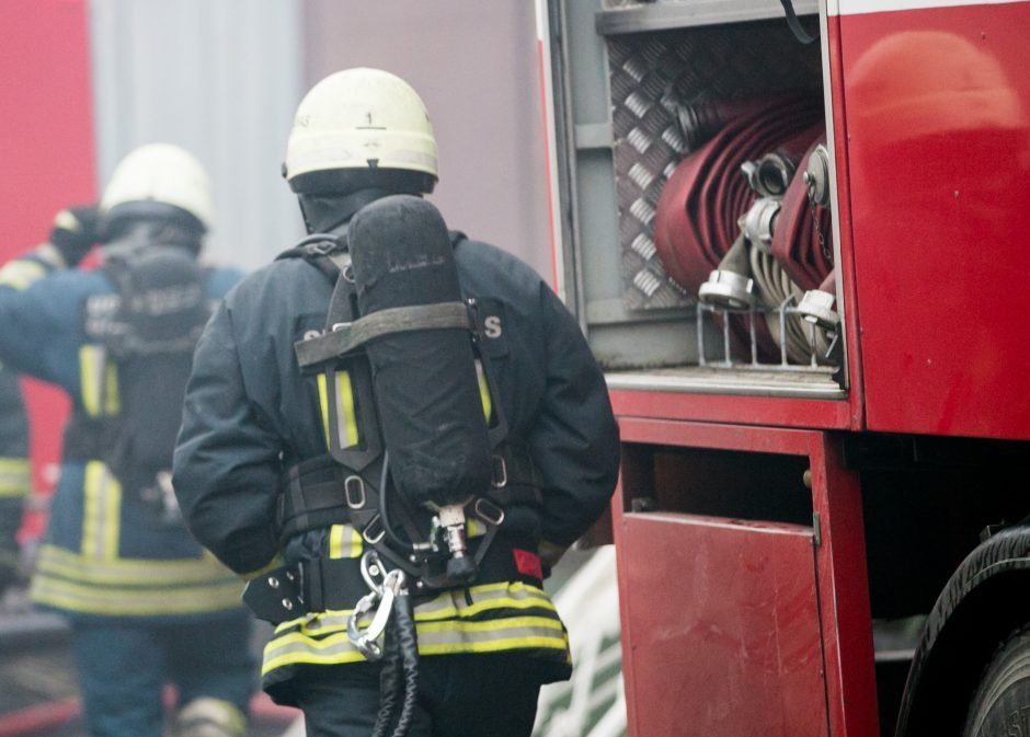Ugniagesius ant kojų sukėlė gaisras viename Vilniaus daugiabutyje