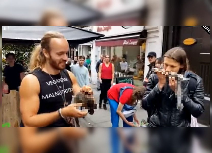 Akibrokštas veganų festivalyje: du vyrai pradėjo valgyti voveres (vaizdo įrašas)