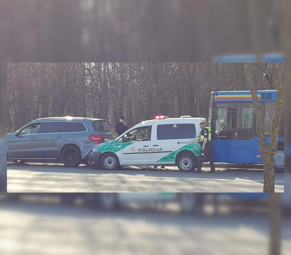Klaipėdoje autobusas atsitrenkė į policijos automobilį: sužalotas pareigūnas