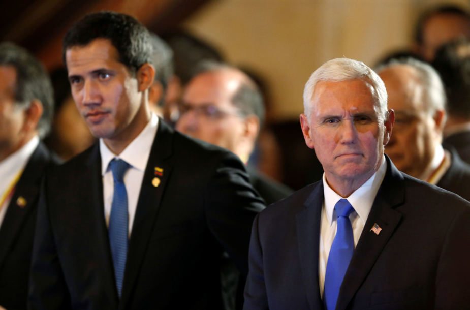 J. Guaido ir M. Pence'as susitarė didinti spaudimą Venesuelos prezidentui