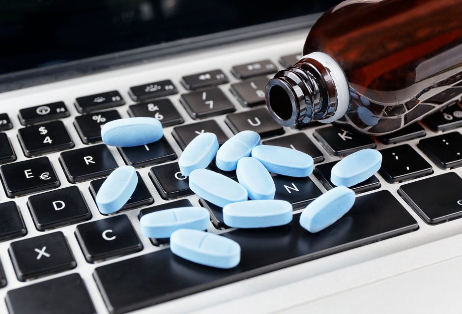 Įspėjimas gyventojams: internetu prekiaujama gyvybei pavojingais vaistais