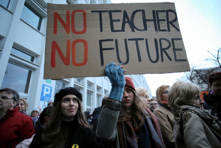 Lenkijos vyriausybė sako negalinti labiau pakelti algų streikuojantiems mokytojams