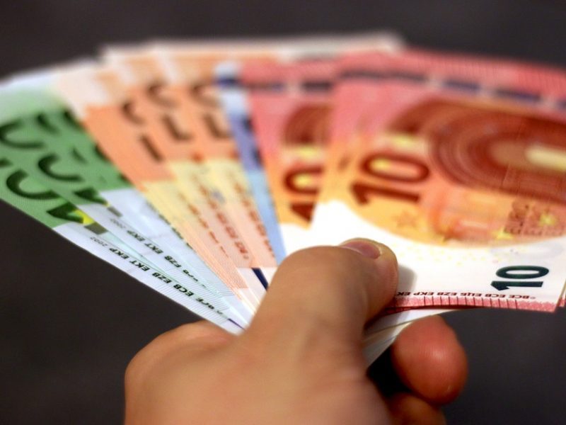 Vidutinis atlyginimas gamybos sektoriuje šįmet gali viršyti 800 eurų „į rankas“?