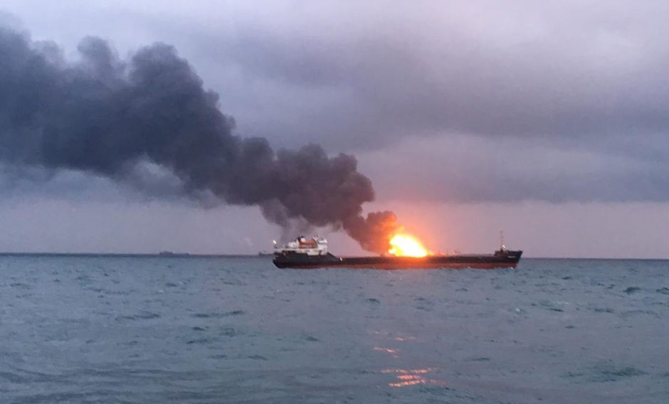 Kerčės sąsiauryje užsiliepsnojo du laivai: žuvo 20 žmonių
