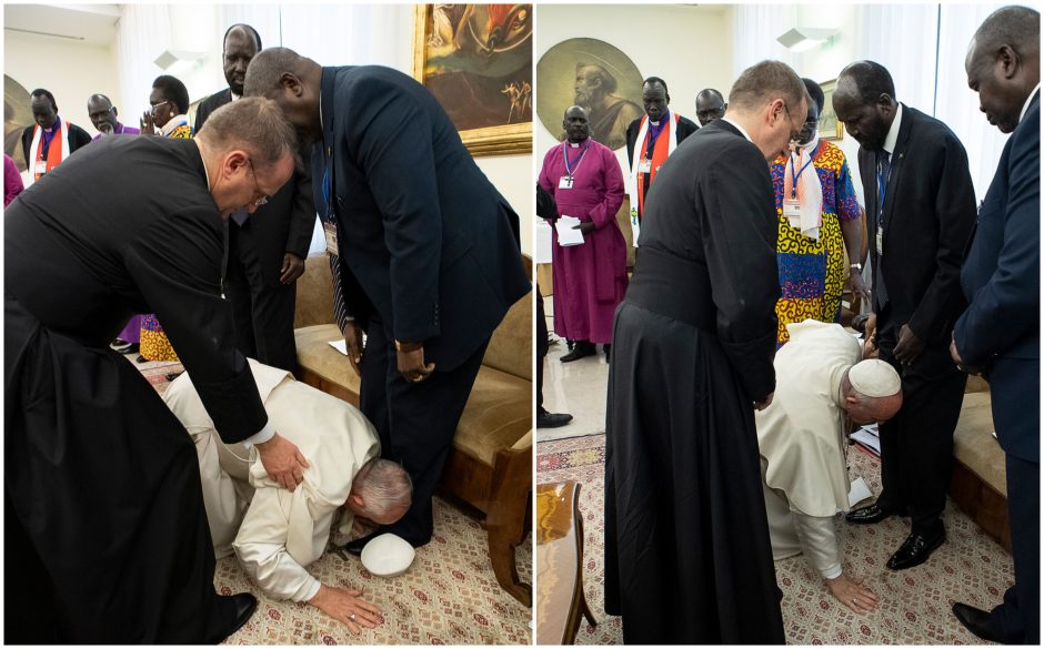 Skatinamas taikos procesas: popiežius bučiavo kojas Pietų Sudano lyderiams